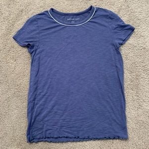 lettuce edge tee with white line around the collar